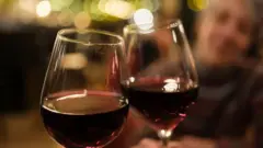 Duas taças de vinho tinto