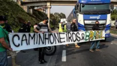 Caminhoneiros em bloqueio de rodovia Regis Bitencourt, em SP