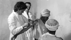 Médica cuidando de paciente durante a Guerra da Argélia em 1954