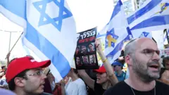 Manifestantes protestam em Tel Aviv nesta segunda (02/09) contra condução das negociações com o Hamas pelo governo Benjamin Netanyahu