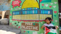 Peintures murales pro-palestiniennes dans un quartier du Caire.