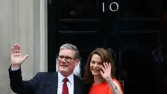 Keir Starmer e a mulher, Victoria, em frente ao número 10 da Downing Street