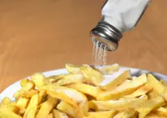 Des frites assaisonnées de sel