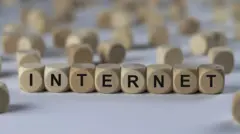 Blocos de letras em madeira formando a palavra internet