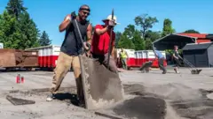 voluntário retirando concreto