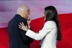 Kızı Ashley Biden'ın sözlerinin ardından sahne alan Biden'ın alkışlar arasında gözyaşlarını tutamadığı görüldü