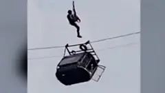 Imagem de teleférico preso