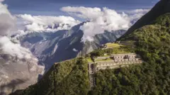 Ruínas em paisagem de montanha