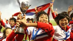 Coreia do Norte comemorando vitória na Copa do Mundo feminina Sub-20 de 2016