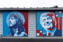 Mural com Jesus e Trump