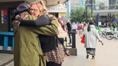 Mika Ap Ellis abraçando o pai do lado de fora de uma estação de metrô de Londres