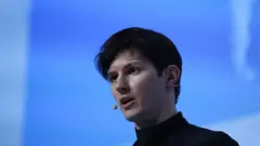 Pavel Durov, um homem branco de cabelos escuros, fala em palestra