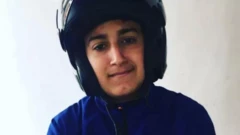 O adolescente Nahel M. usando um capacete de motocicleta