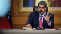 Nicolás Maduro fazendo o anúncio em uma coletiva de imprensa no Palácio Presidencial de Miraflores.