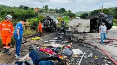 Corpo de Bombeiros trabalhando em local de acidente em Minas Gerais