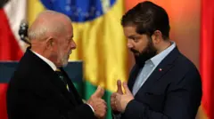 O presidente do Brasil, Luiz Inácio Lula da Silva, e o presidente do Chile, Gabriel Boric, conversando frente a frente durante encontro bilateral em Santiago, no Chile