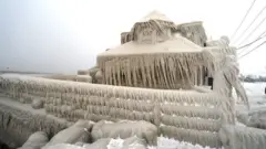 Casa coberta de neve na cidade de Buffalo, em Nova York