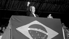 O ex-secretário-geral do Partido Comunista Brasileiro, Luis Carlos Prestes, levanta o punho enquanto faz campanha em um comício de Lula durante o segundo turno das eleições. Rio de Janeiro, Brasil, 13 de dezembro de 1989.