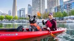 Molly e Toby Heaps andam de caiaque no Lago Ontário