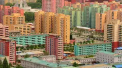 Edifícios antigos pintados de forma colorida em Pyongyang