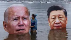 Cartazes com rostos dos presidentes dos EUA, Joe Biden, e da China, Xi Jinping, parcialmente submersos na praia de Botafogo, no Rio de Janeiro, durante protesto climático antes da reunião de cúpula do G20, em 16 de novembro