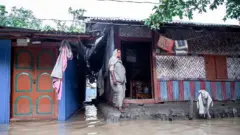 পানি নামলেও অনেক বাড়ি বসবাসের উপযোগী নেই।