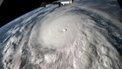 Nesta imagem da NASA, o furacão Milton, uma tempestade de Categoria 5 no momento desta fotografia, é visto no Golfo do México, ao largo da costa da Península de Yucatán, em 8 de outubro de 2024, capturado da Estação Espacial Internacional enquanto orbitava a 257 milhas de altitude.