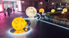 Reprodução dos planetas do Sistema Solar em praça de Xangai, na China