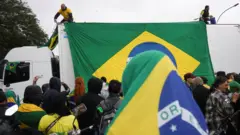 Manifestantes em rodovia interditada no interior de SP