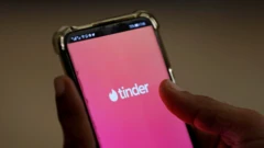 Pessoa usando aplicativo de paquera Tinder