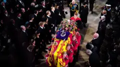 Caixão da rainha Elizabeth 2ª na capela de São Jorge, no Palácio de Westminster