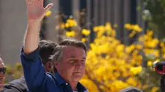 Jair Bolsonaro acena a apoiadores durante protesto de 7 de setembro em Brasília