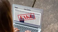 Imagen de una computadora con un anuncio de fake news