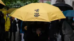 英國曼徹斯特香港移民舉起黃色「香港」雨傘參與遊行（9/6/2024）