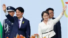 賴清德、蕭美琴在總統府廣場向群眾揮手（20/5/2024）