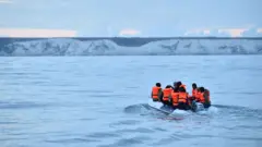 移民乘坐小艇在英吉利海峽駛向英格蘭南海岸