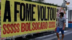 'A fome voltou', diz o cartaz de protesto na Avenida Paulista, em São Paulo