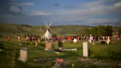 Centenas se reuniram em uma vigília no local da antiga Escola Residencial Indiana Marieval em Saskatchewan