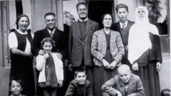 Durante a 2ª Guerra, famílias albanesas acolheram em suas casas e protegeram milhares de judeus de vários países europeus que fugiam da perseguição do regime nazista.