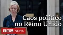 Liz Truss durante seu discurso de renúncia e o texto: Caos político no Reino Unido