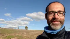 Jornalista passou 8 meses em uma das regiões mais inóspita e frias da Espanha para 'viver como ancestrais' e ver de perto despovoamento do campo e impacto das mudanças climáticas.