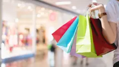 Mujer con bolsas en la mano