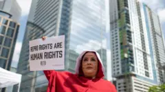 Mulher vestida como personagem de " O Conto da Aia" durante uma manifestação pró-escolha em Houston, Texas, em 7 de maio de 2022.