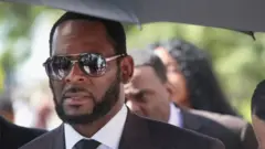 R. Kelly chegando a uma audiência em 2019