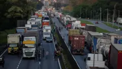 fila de caminhões bloqueando a Via Dutra, em Jacareí (SP)