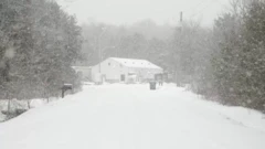 Paisagem de estrada cheia de neve com casa ao fundo