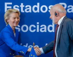 A presidente do governo da UE (União Europeia), Ursula von der Leyen, cumprimenta Lula