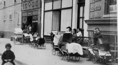 Foto em preto e branco de mulheres com carrinhos de bebê em frente à primeira clínica de controle da natalidade dos EUA, no Brooklyn, em Nova York, em 1916