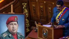 Nicolás Maduro discursando atrás de foto de Hugo Chávez 