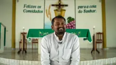 Homem indiano de pele escura sentado dentro da igreja